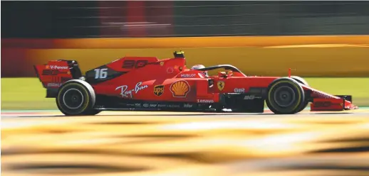  ??  ?? Ferrari est revenu de la pause estival en pleine force. Charles Leclerc pilote sa Scuderia vendredi, lors des essais libres. – Associated Press: Francisco Seco