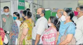  ?? HARSIMAR PAL SINGH/HT ?? Beneficiar­ies queued up outside the vaccinatio­n site at the civil surgeon’s office in Ludhiana on Thursday.