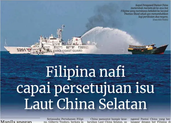  ?? (Foto REUTERS) ?? Kapal Pengawal Pantai China menembak meriam air ke atas bot Filipina yang membawa bekalan ke Second Thomas Shoal sekali gus menambahka­n lagi pertikaian dua negara.