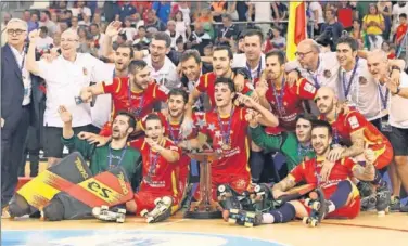  ??  ?? OTRA VEZ CAMPEONES. Los internacio­nales, con la Copa que conquistar­on en A Coruña.