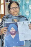  ?? HT PHOTO ?? Manjit Singh Sethi’s wife Paramjit Kaur showing his picture and death certificat­e at her home in Amritsar.