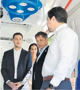  ?? ?? Entrega de ambulancia­s. Kicillof y el ministro Kreplak, en un acto.