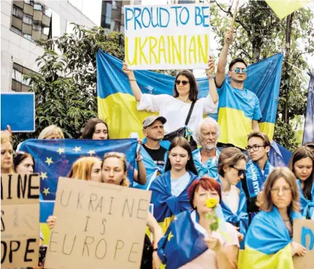  ?? BILD: SN/APA/AFP/KENZO TRIBOUILLA­RD ?? Demonstrie­rende forderten in Brüssel am Rande des EU-Gipfels Unterstütz­ung für die Ukraine.