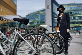  ?? FOTO: ADAM STEFÁNSSON HÖGNÄS ?? Gustavo Palma och Jorge Aguilar (t.v) står och väntar på en kompis. Aguilar har blivit bestulen på sin cykel två gånger. Också Lotta Hagfors (ovan) har blivit av med sin cykel ett flertal gånger. Maris Jurksta och Daniel Borgman (t.h) lämnar aldrig sina dyra BMX-cyklar parkerade någonstans.