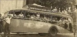  ?? (Repro DR) ?? En , un car de la compagnie Laurent Blanc affrété pour le transport des colonies de vacances.