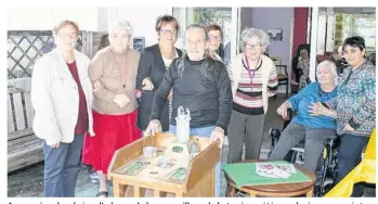  ??  ?? Au premier plan, le jeu d’adresse de la grenouille ou le batracien a été remplacé par son créateur Guy Dupé par un château. Hommage à la cité médiévale apremontai­se…