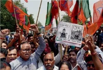  ??  ?? BJP activists protest against the Uttar Pradesh government in Lucknow on Monday over the deteriorat­ing law and order situation in view of the Mathura clashes.