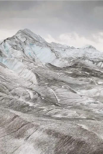  ?? ?? «Glacier d’Aletsch dans le secteur de Märjelen. Crevasses sous un ciel gris, 20 septembre 2020.» (Jean-François Delhom)