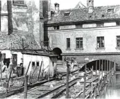  ??  ?? Der Fischmarkt im Jahre 1930. Seit 1545 hingen die Fisch kästen im Wasser des Stadtgrabe­ns. Für die Utensilien gab es Anbauten an der Barfüßerki­rche.