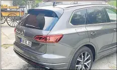  ?? BILD: VW ?? Kräftige Schultern, großer Dachkanten­spoiler: der Touareg in der Heckansich­t.