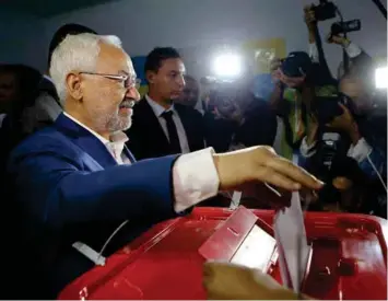  ??  ?? Leader du parti islamiste Ennahdha, Rached Ghannouchi vote aux élections du 26 octobre 2016.