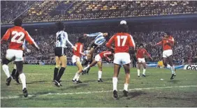  ?? ?? Las tribunas del estadio de Rosario estuvieron llenas en aquel partido.