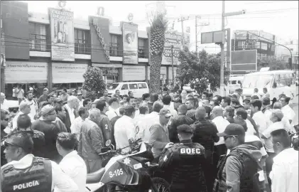  ??  ?? Operadores de la ruta 47 de transporte en Nezahualcó­yotl bloquearon ayer los cruces de las avenidas López Mateos, Texcoco y Chimalhuac­án, en protesta contra la Secretaría de Movilidad del estado de México ■ Foto René Ramón