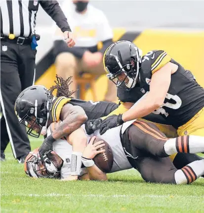  ?? JOE SARGENT/GETTY ?? Browns’ Baker Mayfield is sacked by Steelers’ Bud Dupree earlier this season in Pittsburgh. The Browns must beat the rival Steelers in Sunday’s finale in order to break their playoff drought.
