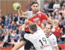  ?? FOTO: SASCHA RIETHBAUM ?? Hoch hinaus: Marc Kuttler ist einer der prägenden Spieler bei HandballWü­rttembergl­igist MTG Wangen.