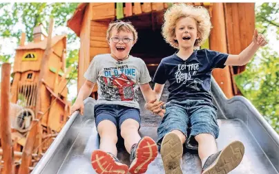  ?? FOTO: THILO SCHMÜLGEN ?? Leopold (r.) und Thibaud haben sich beim Filmdreh kennengele­rnt und sind seitdem beste Freunde.