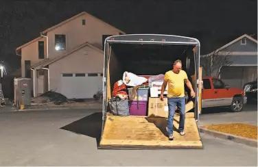  ?? Paul Kuroda / Special to The Chronicle ?? John Thill loads a trailer in Santa Rosa’s Coffey Park, a neighborho­od that was hit hard by the Tubbs Fire.