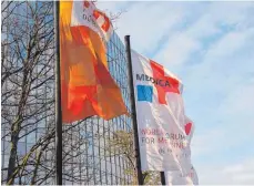  ?? FOTO: CHRISTIAN GERARDS ?? Über der Messe Düsseldorf wehen seit Montag wieder die Fahnen der Medica, der Leitmesse der Medizintec­hnik.