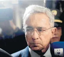  ?? JUAN ZARAMA/EFE ?? Suborno. Uribe chega à sede da Corte Suprema, em Bogotá