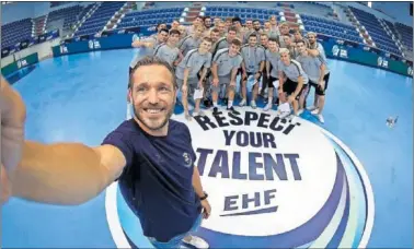  ?? ?? Víctor Tomás se retrata con un móvil con un grupo de jóvenes durante un clínic de la EHF.