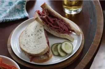  ??  ?? LUNCH CLASSIC: This delicious corned beef sandwich features hearty rye bread and a flavored mayonnaise spread.