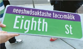  ?? SARAH BURKS ?? A paper mock-up in English and in the language of the Massachuse­tt Tribe shows what the street signs will look like when they go up next year in parts of Cambridge, Mass. Residents approved the plan and about 70 signs will be installed.