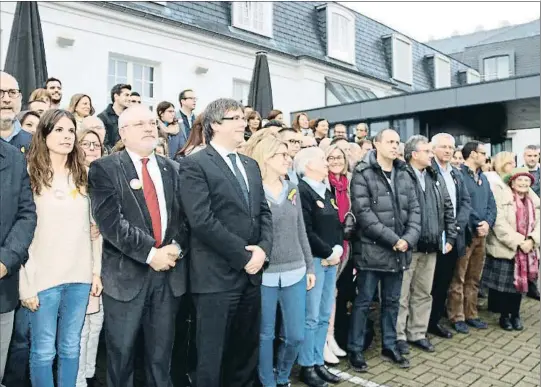  ?? NAZARET ROMERO / ACN ?? Puigdemont y algunos candidatos de Junts per Catalunya posaron para la foto de familia en la localidad flamenca de Oostkamp