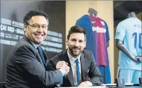  ?? FOTO: FCB ?? Bartomeu junto a Messi el día de la última renovación del argentino con el Barça