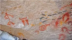  ??  ?? Rock art in an alero (“overhang”) at Cueva de las Manos.