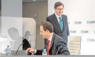  ?? MIKEL PONCE ?? Goirigolza­rri, presidente de Caixabank (de pie) y Gortázar, CEO