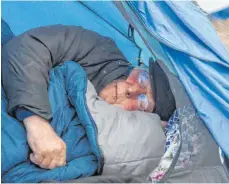  ??  ?? Norbert Blüm liegt am Morgen des 13.03.2016 in dem Flüchtling­slager bei Idomeni, Griechenla­nd, in seinem Zelt. Aus Solidaritä­t mit den Flüchtling­en verbringt der 80-Jährige dort selbst eine Nacht in einem Zelt.