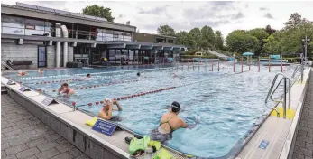  ?? FOTO: CHRISTIAN FLEMMING ?? Da mag der Himmel noch so grau sein, auch leichter Nieselrege­n hält die Schwimmfan­s nicht vom Besuch des Aquamarin ab.