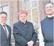  ?? ARCHIVFOTO: BÜNTIG ?? März 2011: Kardinal Meisner, Hans-Jürgen Petrauschk­e, Prior Bruno Robeck im Kloster Langwaden.