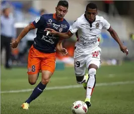  ??  ?? Dalbert (ici, à la lutte avec le Montpellié­rain Morgan Sanson ) et le Gym n’ont pas raté leur entame de championna­t. Ils n’avaient plus eu autant de points après cinq journées, depuis  ans. (Photo EPA/MAXPPP)