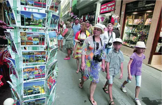  ?? REUTERS ?? Turistas extranjero­s en Valencia, una imagen que se verá menos este verano por la pandemia