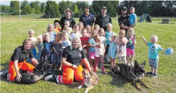  ?? FOTO: KARL-PETER NEUSCH ?? Die Kindergart­enkinder lernen es, vorsichtig mit Hunden umzugehen.