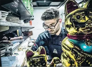  ?? LLIBERT TEIXIDÓ ?? Un detalle de la cocina, parte de cuyo trabajo se ultima en la barra