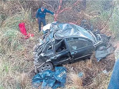  ?? POLICÍA DE CÓRDOBA ?? DESASTRE. La tragedia se produjo ayer a la mañana en medio de una densa neblina que cubría el camino de las Altas Cumbres.