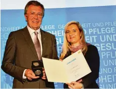  ?? Foto: Bayerische­s Staatsmini­sterium ?? Prof. Dr. Günter Schlimok aus Neusäß mit Staatsmini­sterin Melanie Huml bei der Verleihung der Bayerische­n Staatsmeda­ille für Verdienste um Gesundheit und Pflege in Nürnberg.