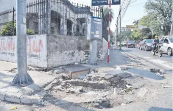  ??  ?? Las veredas sobre la avenida España están en horrible estado, también en las calles adyacentes. En algunas existen las rampas, pero luego el que circula se encontrará con grandes pozos.