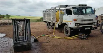  ?? FOTO: JASPER COETZEE ?? Behandelin­g teen uitwendige parasiete met ‘n elektronie­se spreidip (bo) is deel van ’n doeltreffe­nde skaapbestu­ursprogram, maar moet slegs geskied wanneer dit nodig is. Dosering teen inwendige parasiete geskied op strategies­e tye om vrektes te voorkom...