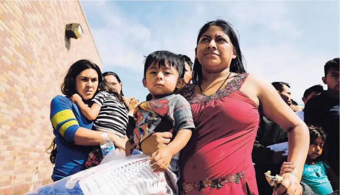  ?? AFP ?? Decenas de mujeres, hombres y sus hijos llegan a una estación de autobuses luego de ser liberados de Aduanas y Protección Fronteriza el viernes en McAllen, Texas. Una vez que las familias son liberadas y se les da una audiencia en la corte, son...