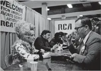  ?? GARY SETTLE/THE NEW YORK TIMES ?? Dolly Parton at a country music convention in Nashville, Tenn., on Oct. 20, 1972. A new course at the University of Tennessee’s main campus in Knoxville is devoted to her life story and is meant to give students a new way of understand­ing Appalachia’s...