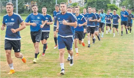  ?? FOTOS: ROLAND HABEL: ?? Der SC 04 Tuttlingen hat mit der Vorbereitu­ng auf die neue Saison in der Fußball-Bezirkslig­a begonnen. Das Ziel ist klar formuliert: Die Donaustädt­er werden damit vom Jäger zum Gejagten.