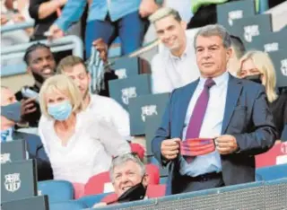  ?? // EFE ?? Laporta, ayer en el palco. A la izquierda, Danny, la mujer de Cruyff