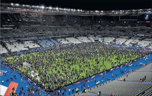  ?? FRANCK FIFE / AFP ?? Miles de espectador­es tuvieron que resguardar­se sobre la hierba del Stade de France