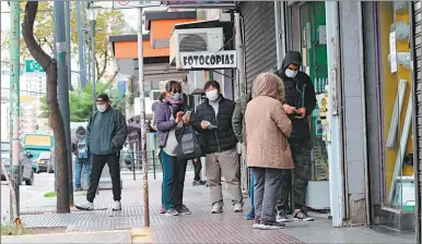  ?? CEDOC PERFIL ?? DISTANCIAM­IENTO. Las autoridade­s porteñas insisten en que se debe mantener el cuidado social.