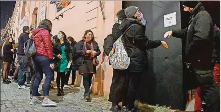  ??  ?? CAMBIOS. La toma de temperatur­a corporal antes del ingreso de la sala dejará de ser obligatori­a; sin embargo, la mayoría la mantendrá.