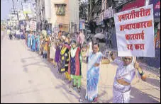  ??  ?? Residents protest outside Diva railway station.
PRAFUL GANGURDE/HT