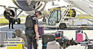  ?? ?? kontradive­rzione ekipe tokom pregleda na aerodromu